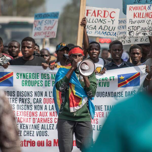 Invånare i Kongo-Kinshasa som protesterar med plakat