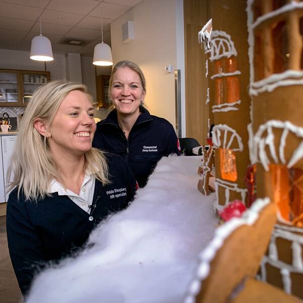 Frida Skogsberg och Jenny Axelsson, två av kreatörerna, framför pepparkaksbrandstationen.