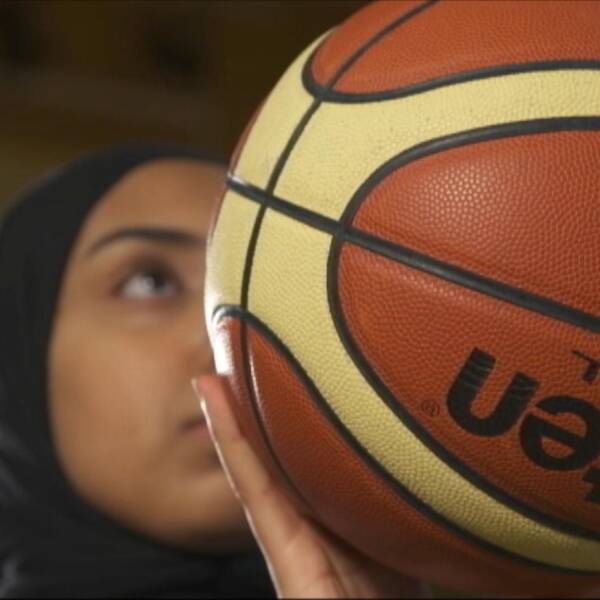 Olle Lundén på svenska basketförbundet till höger och Noha Berhan till vänster.