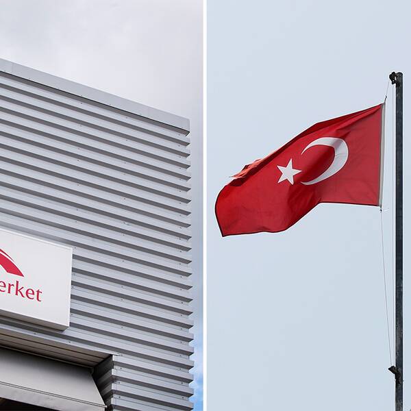 Migrationsverkets logga på en fasad / turkisk flagga vajar på flaggstång.