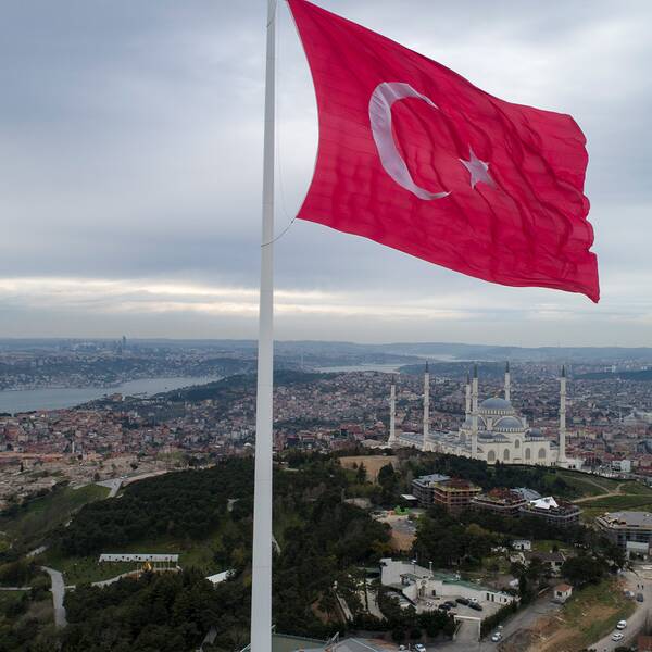Turkisk flagga vajar över storstaden Istanbul.