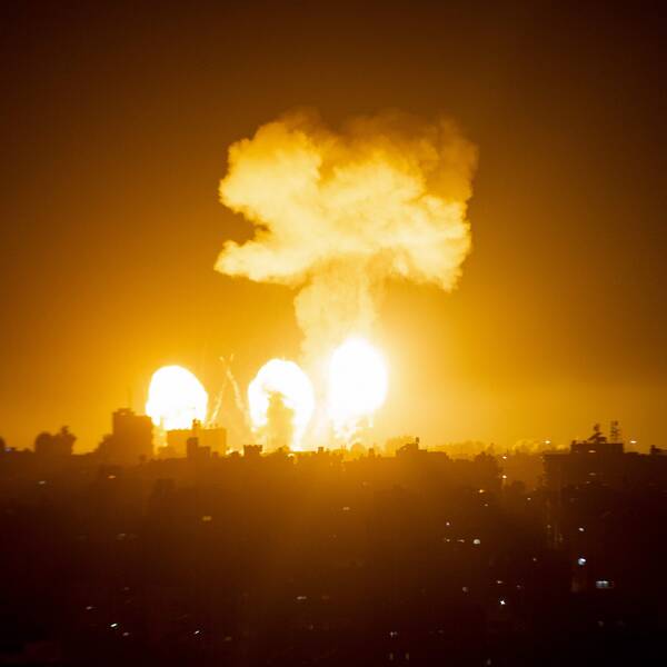 Eldmoln lyser upp natthimlen på Gazaremsan