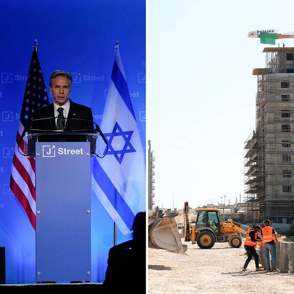 Antony Blinken till vänster ståendes vid ett podium med den amerikanska och den israeliska flaggan bakom sig. Till höger ett flerfamiljshus under uppbyggnad