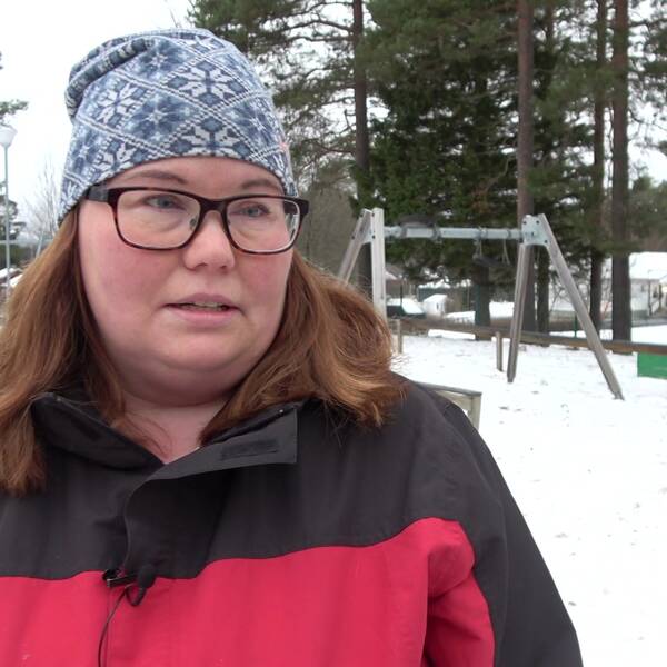 Förskolläraren Diana Dahlberg berättar hur det är att vara ensam förskollärare på tre avdelningar i Änge, Krokoms kommun. På bilden ser man Diana klädd i blåvitmönstrad mössa och rödsvart jacka. Hon har ljusbrunt långt hår och svartbågade glasögon.