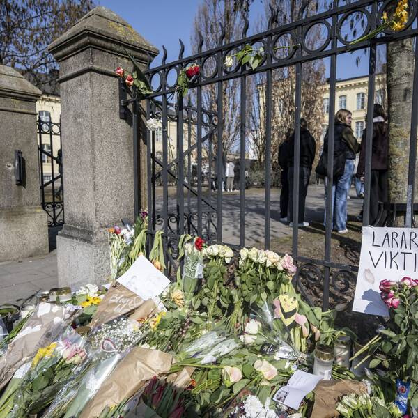 poliser, elever, blommor framför Malmö latinskola. Plakat med texten ”Lärare är de viktigaste”.