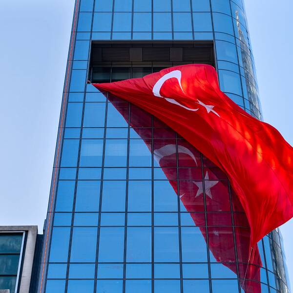 Turkisk flagga blåser i vinden vid FN:s högkvarter i New York. 