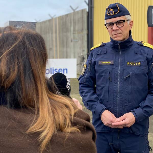 Rikspolischefen Anders Thornberg framför en SVT-mikrofon.