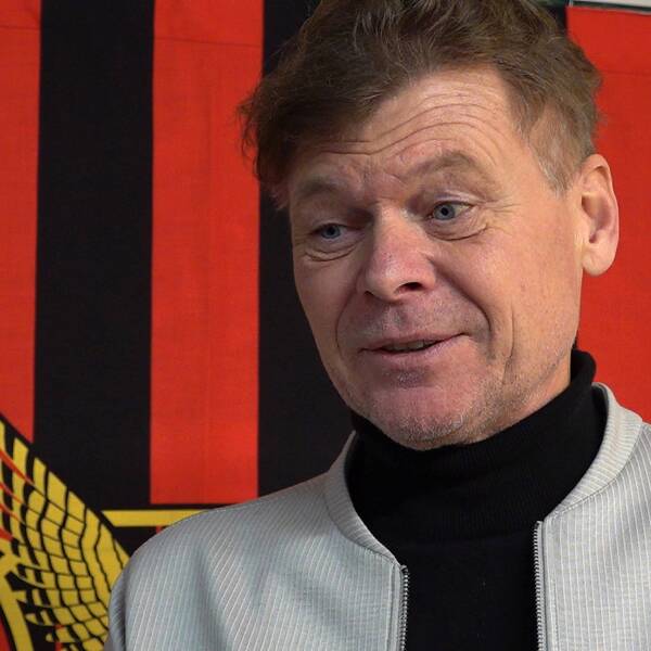 Det var en lättad Tom Pripp som höll pressträff efter elitlicensnämndens beslut. På bilden ser man Tom Pripp, ordförande i ÖFK Elitfotboll. Han står framför en vepa som är svart och rödrandig med ÖFK:s klubbmärke på.