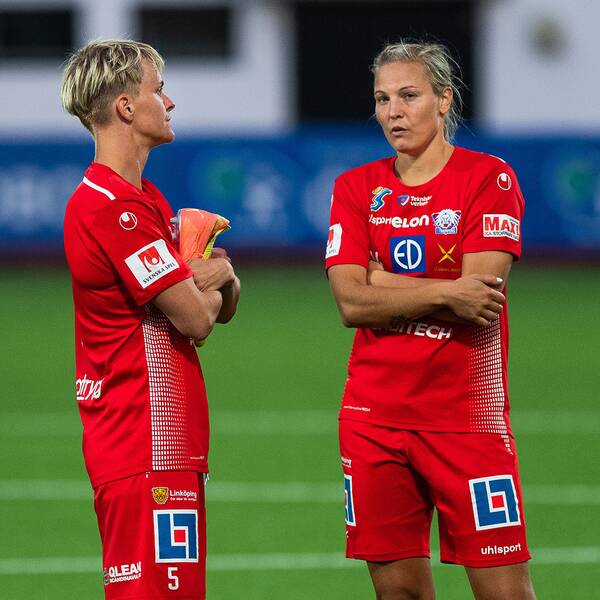 Samtliga damspelare i svensk elitfotboll står just nu utan kollektivavtal. Här Nilla Fischer och Lisa Hurtig, Linköping. 