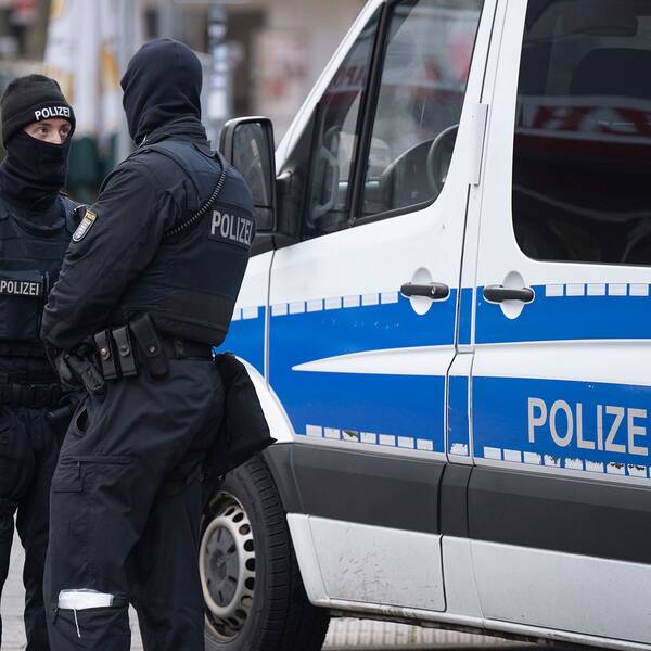 Två av de tusentals poliser som deltog i jätteinsatsen i Tyskland – där minst 25 högerextremister har gripits. 