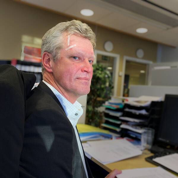 Klas Larsson, förhandlare vid Hyresgästföreningen i Gävleborg, fotograferad inomhus vid ett skrivbord på ett kontor.