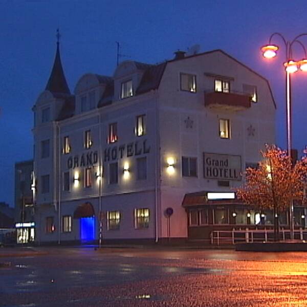 Brotten ska ha skett på Grand hotell i Strömsund under en helg i november. På bilden syns en vit fyrvåningsbyggnad med texten Grand Hotell på. Kvällsbild.