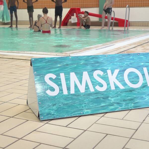 Bild på skylt i simhall där det står simskola. Sju procent av grundskoleleverna inte målet att kunna simma 200 meter visar en ny rapport. Nu ska simskola i Uddevalla lyfta simkunnigheten.