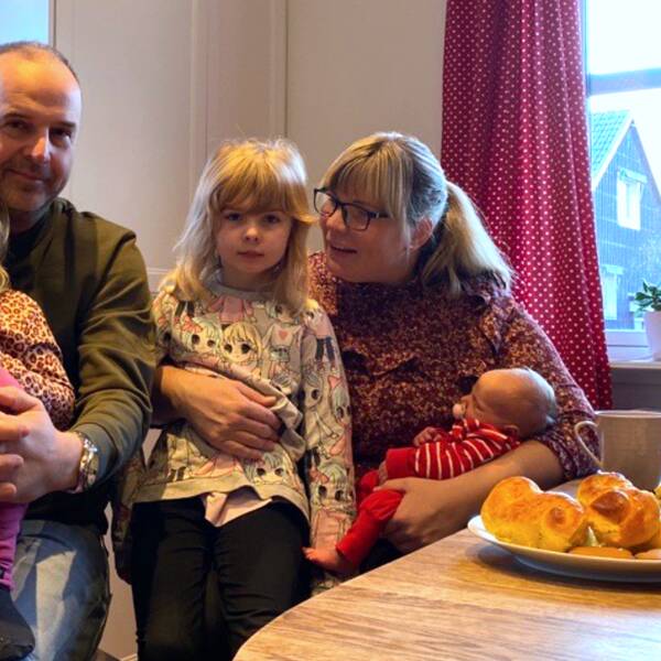 Bild på två vuxna och tre barn som sitter vid ett bord. Personerna på bilden är familjen Andersson i Forshaga som gör allt för att försöka slippa RS-viruset som härjar i Värmland och Sverige nu.