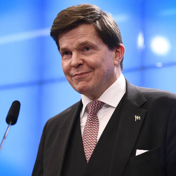 Bild på riksdagens talman Andreas Norlén, han ler.