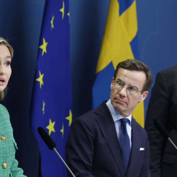 Näringsminister Ebba Busch (KD), statsminister Ulf kristersson (M) och arbetsmarknadsminister Johan Pehrson (L) håller pressträff om energikrisen.