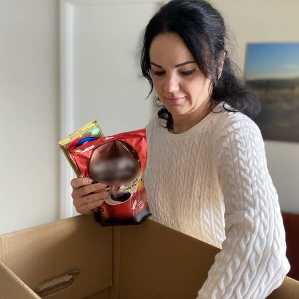 Lena Rohovenko packar bland annat ner svenskt godis och kaffe i sin julkartong.