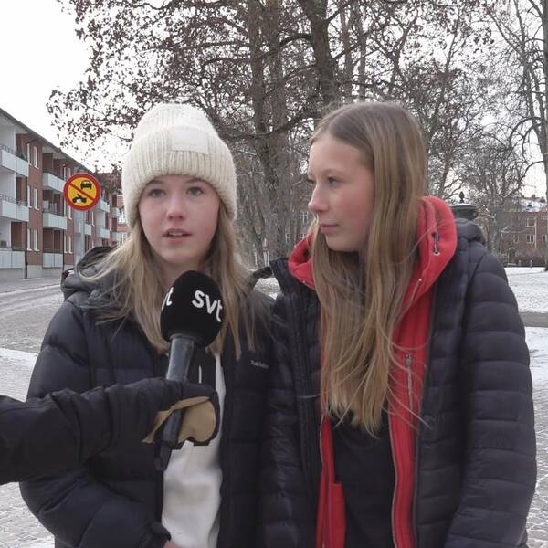 Louise Höglund och Lea Andersson, högstadieelever i Sala, kommenterar att en tonårspojke knivhuggits nära skolan.