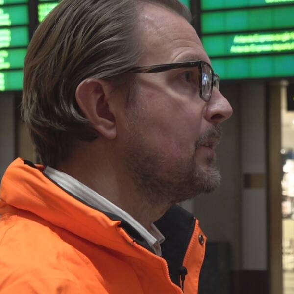 Joakim Sundh, MTR:s vd står vänd i profil i företagets oranga jacka.