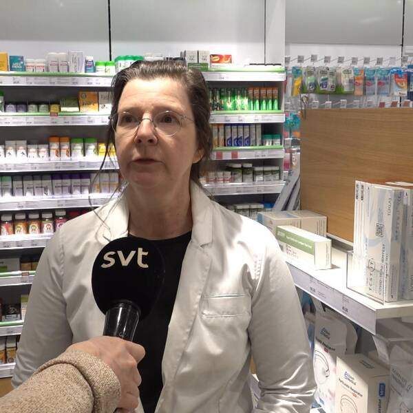 Receptarie Eva Lundberg i Umeå står i Apoteket bredvid en hylla med antigentester, så kallade snabbtester för covid-19, medan hon svarar på frågor om den ökade smittspridningen av coronaviruset i Västerbotten.