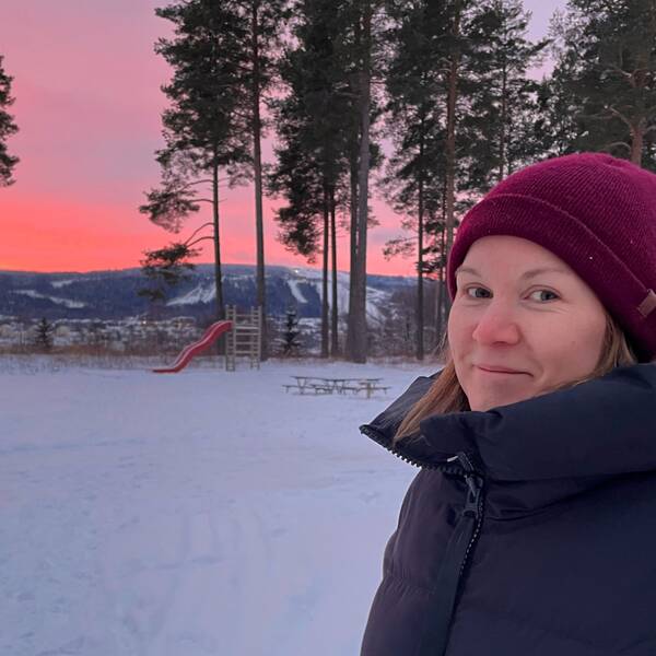 Anniqe Adamsson vid en röd solnedgång över berget i Sollefteå