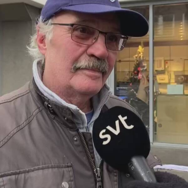 trelleborgaren Lars Ahrén framför en butik