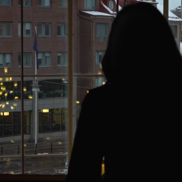Bild på en skugga som sitter framför ett fönster. Personen som är skuggan kallar vi för Lina. Hon lyckades under tre år hålla sitt drogmissbruk hemligt för sin familj och skolan. Hör henne berätta vad hon tycker föräldrar ska vara vaksamma på.