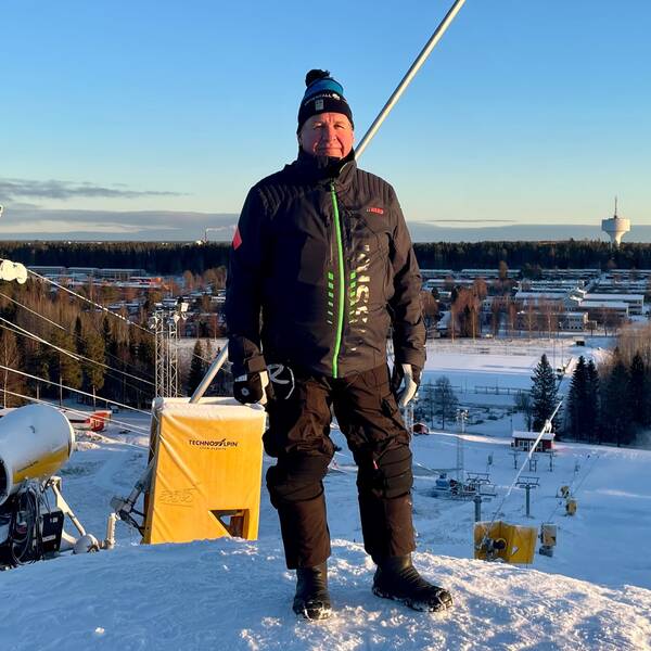 Man på toppen av slalombacken Bräntberget i Umeå sol och blå himmel