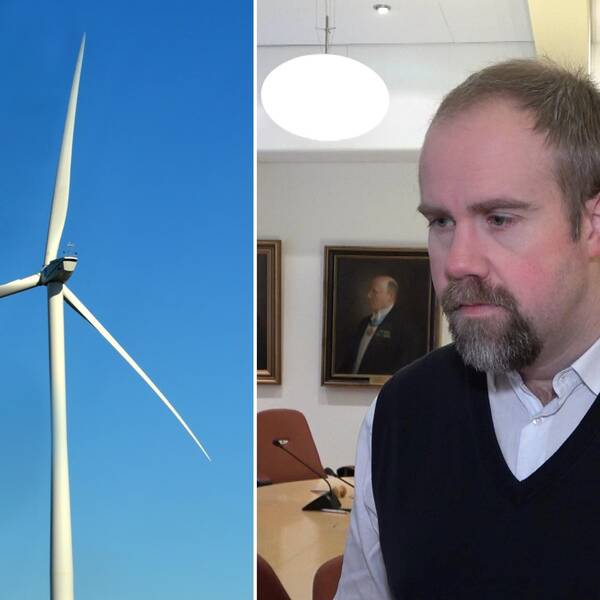 Bild på ett vindkraftverk och en man i vit skjorta och svart väst. Mannen heter John Johansson och är kommunstyrelsens ordförande i Örebro. Han tycker inte att kommunen konkurrerar med privatägd elproduktion när Stora Mellösa har svårt att betala lånen.