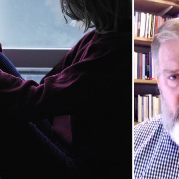 Skolforskaren Martin Karlberg till höger i bild. Till vänster en skolungdom som sitter i fönstret och scrollar i telefonen.