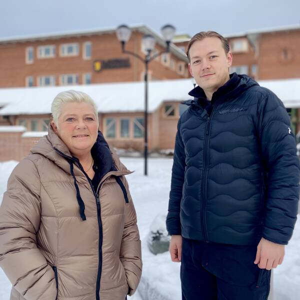 Pernilla Färlin (M) och Henrik Karlström (SD) framför kommunhuset i Ljusdal.