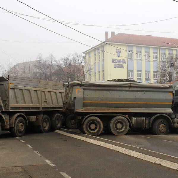 Lastbilar blockar väg