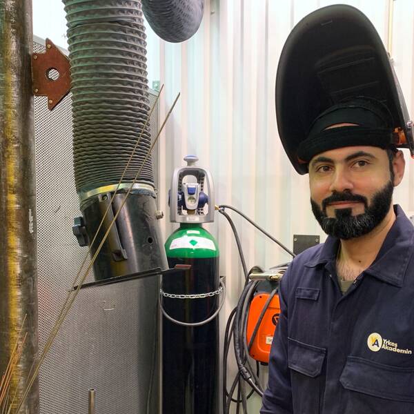 Mohammed Farhani står i sitt svetsbås.