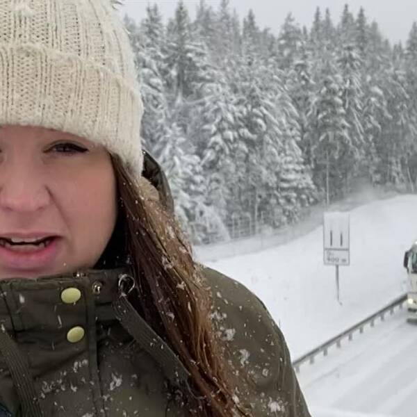Flera lastbilar har kört fast i halkan när snöovädret har dragit in över Jönköpings län.  SVT Nyheters Jönköpings reporter Emma Johansson fanns på plats under förmiddagen mellan Jönköping och Mullsjö.