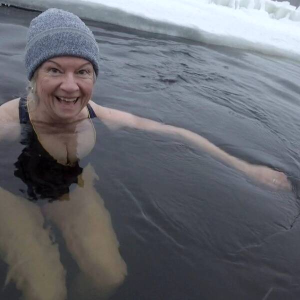 Vinterbadaren Bridget Anderson testar att ta sig ett dopp i en vak i Stackgrönnan, Skellefteå.