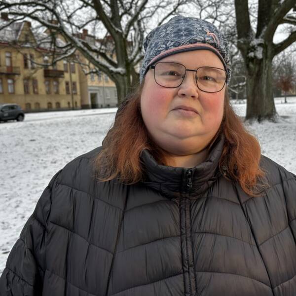 Bild på kvinna med mössa och svart jacka som står ute i snön. Kvinnan heter Charlotte Öberg och var en av personerna i pilotstudien där MS-medicin hjälpte personer med schizofreni.