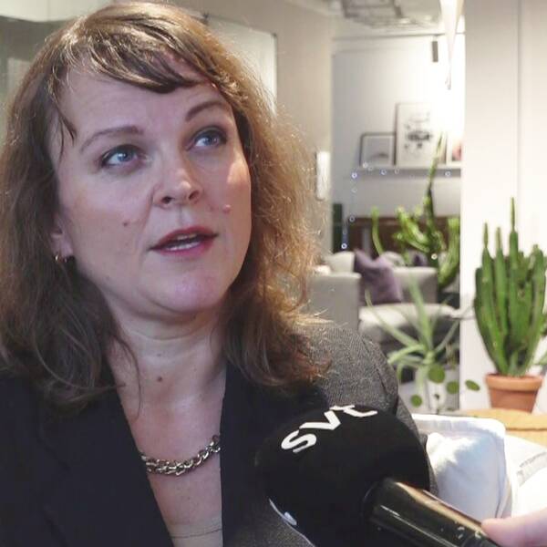 En kvinna med mörkt hår.