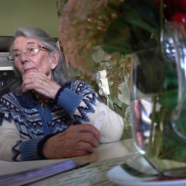 Ingeborg Spohn, 98, sitter vid sitt köksbord hemma. För två år sedan lurades hon av juristen på Jurista, Solheil Naderi, att testamentera sin förmögenhet till honom.