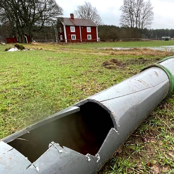 Trasigt platsrör på grönt fält med röd stuga i bakbrunden. Orsaken till vattenläcka, mellan Askersund och kommunens vattenverk i Harge.