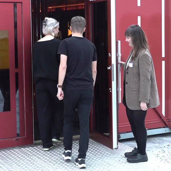 Elever i Umeå går in i en container för att ta del av iscensatta krisscenarion