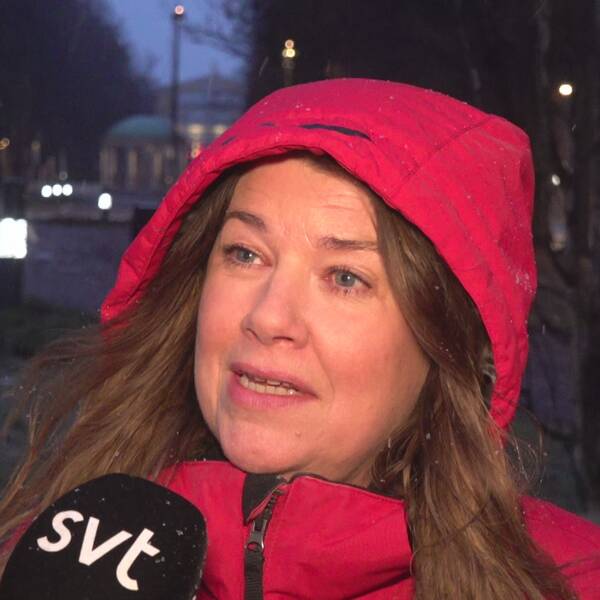 Anna-Karin Niemann, Gävlebockens talesperson står i snöblandat regnrusk med röd luva.