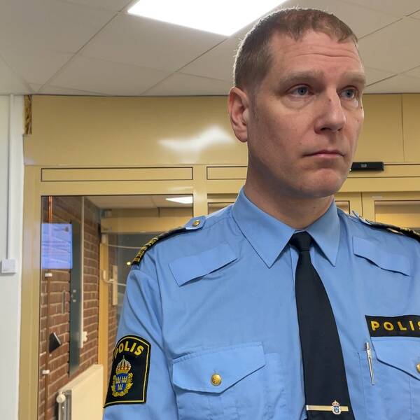 På bilden är Josef Wiklund, lokalpolisområdeschef i Medelpad och han har på sig en blå polisskjorta. Han tittar inte in i bild utan åt höger. Bilden är tagen inomhus.