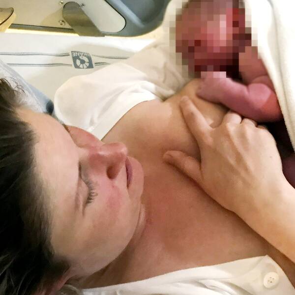 Barn ligger på sin mammas bröst efter förlossningen