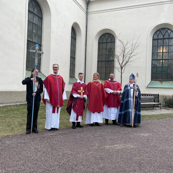 Präster som invigts i Karlstads stift står utanför domkyrkan i Karlstad.