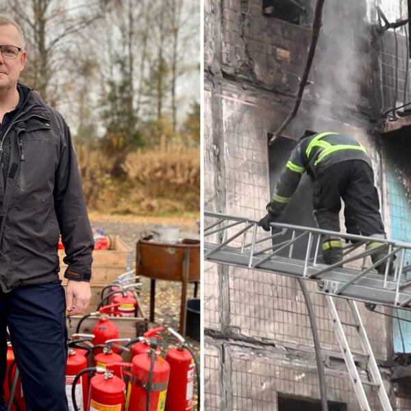 Brandmän klättrar på stege utanför utbränt hus