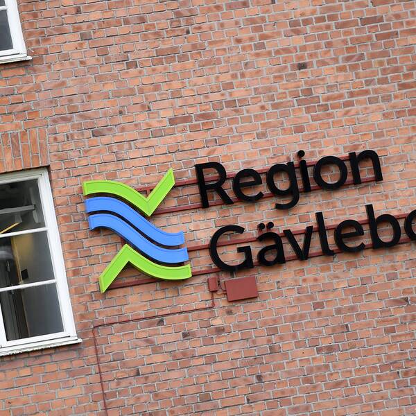 Bild på husfasad med skylt där det står ”Region Gävleborg”. Regionen hette tidigare Landstinget Gävleborg och Gävleborgs läns landsting. I regionen finns bland annat Gävle sjukhus och Hudiksvalls sjukhus. 