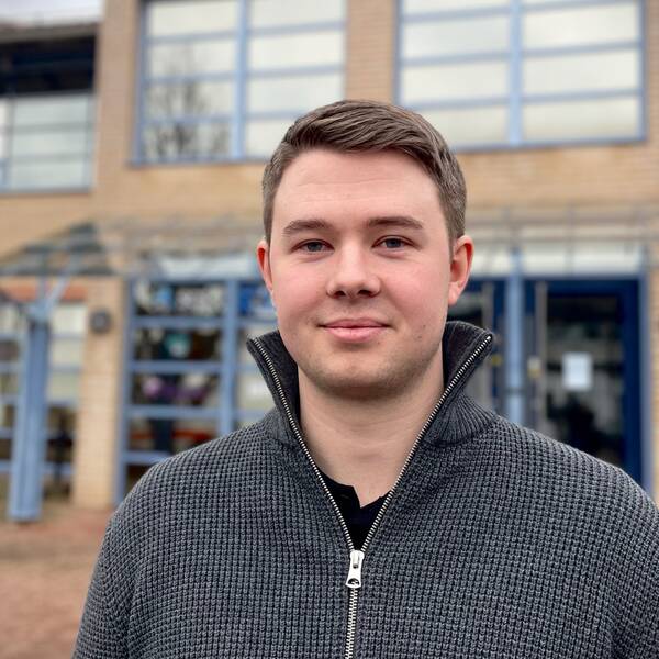 Filip Allerbo, 23 år står framför sitt jobb i Berga Helsingborg. Han jobbar som VVS-ingenjör.