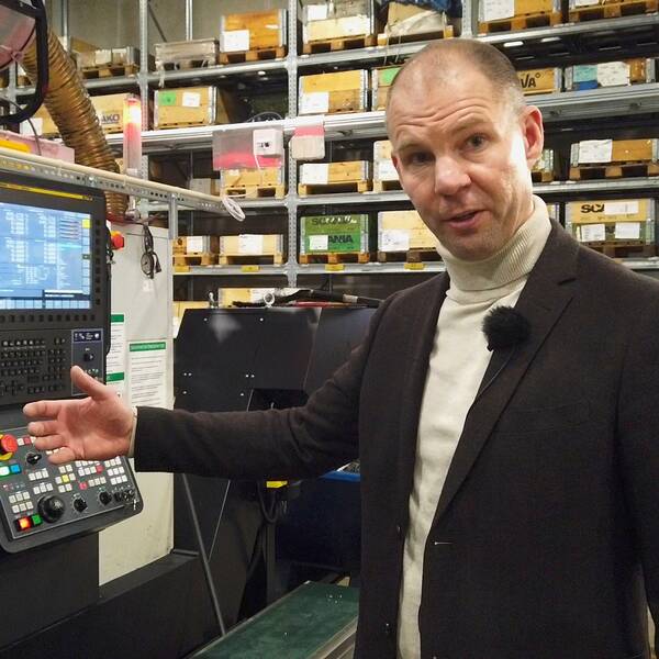 Markus står framför en maskin som han visar