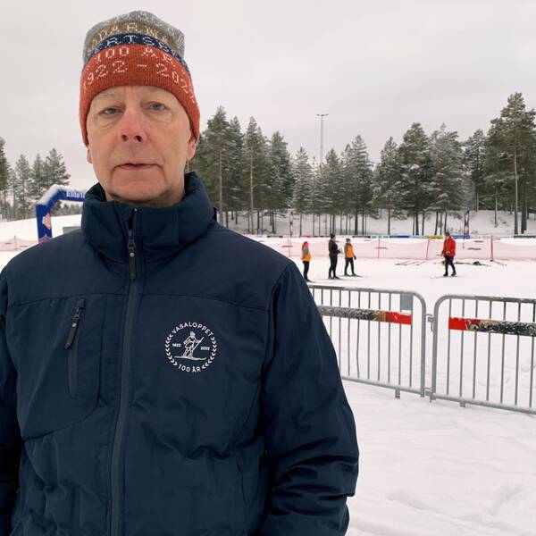 Vasaloppets sportchef Tommy Höglund står utomhus vid Hemus skidstadion, det är snö runtomkring