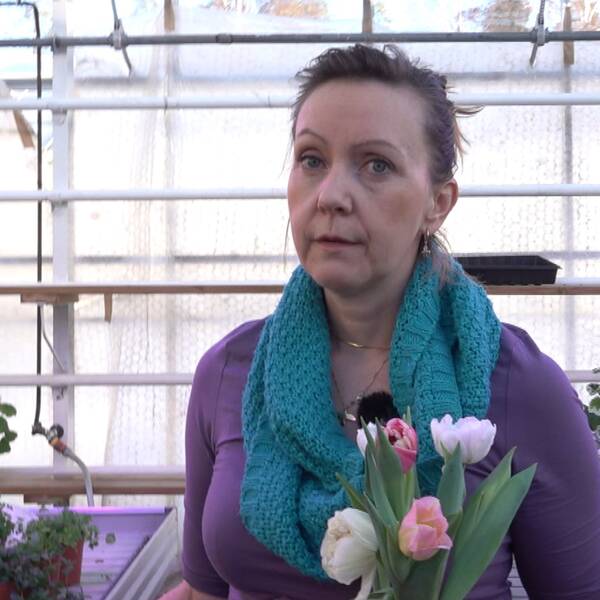 I bilden syns Carina Eriksson med en bukett tulpaner i handen.